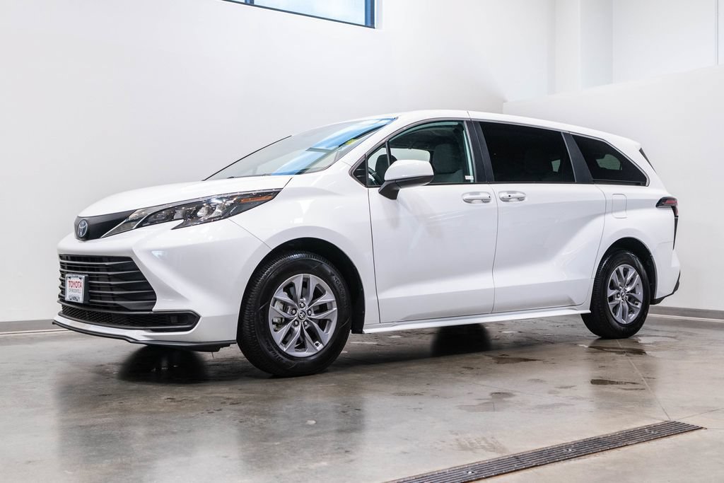 Certified 2025 Toyota Sienna LE FWD image 3