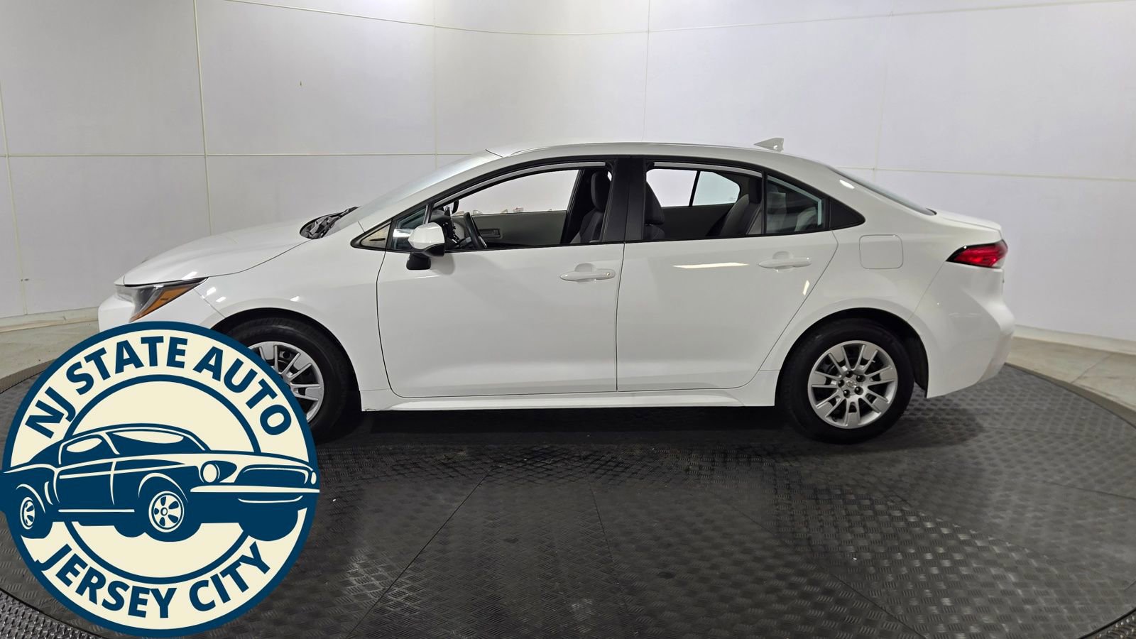 Used 2022 Toyota Corolla LE image 4