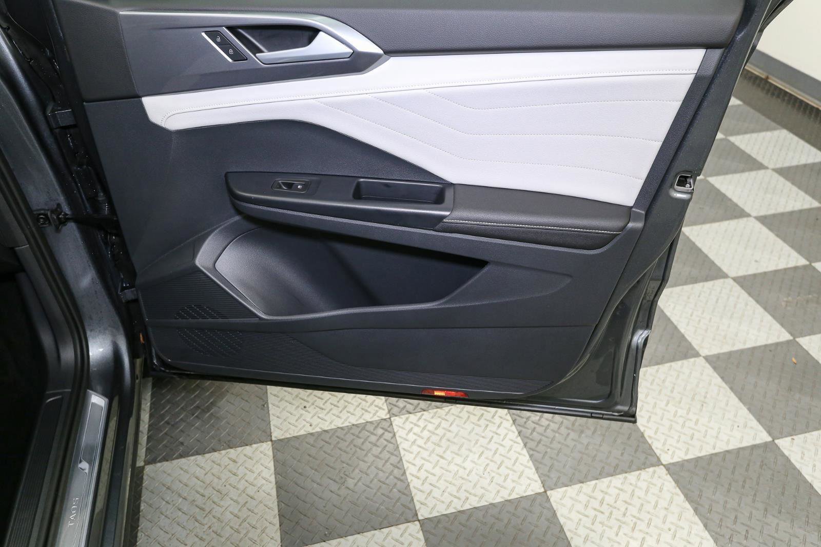 Used 2025 Volkswagen Taos SEL w/ Black Wheel Plus Package image 19