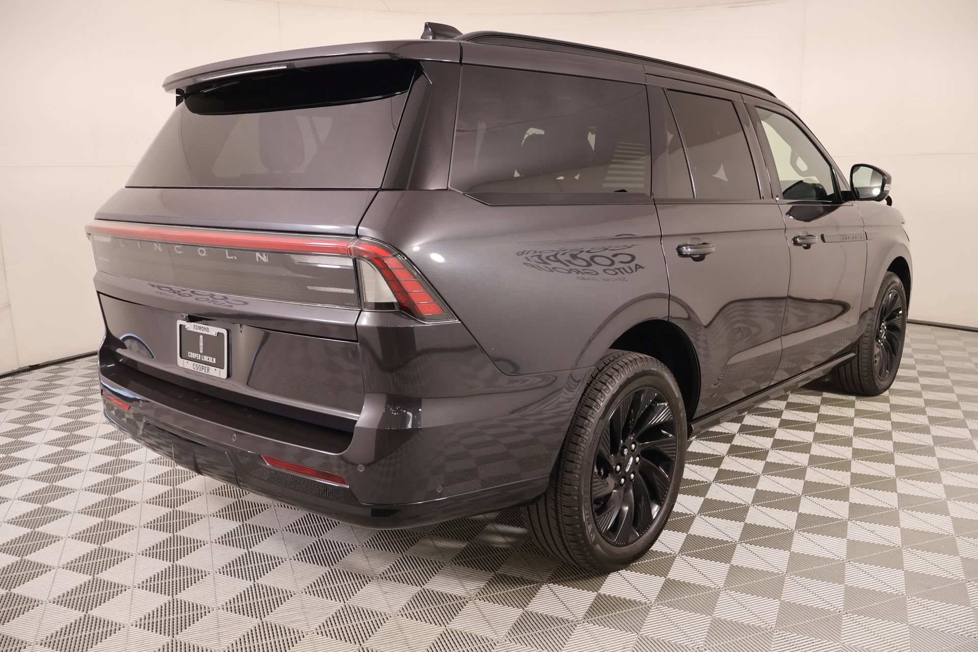 Used 2025 Lincoln Navigator Reserve w/ Jet Appearance Package AWD/4WD image 24
