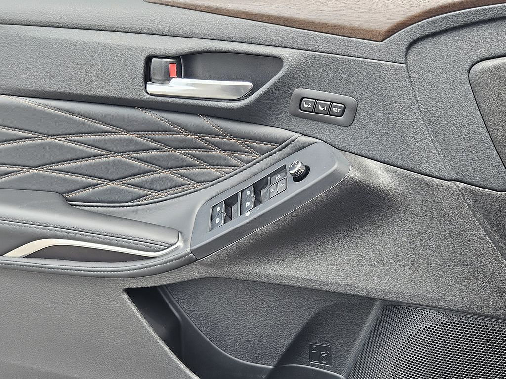 Used 2022 Toyota Avalon Limited FWD image 19
