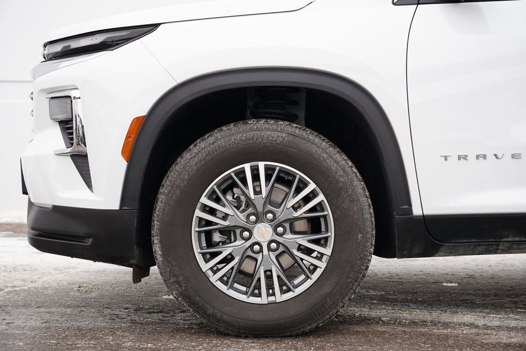 Used 2025 Chevrolet Traverse LT image 11