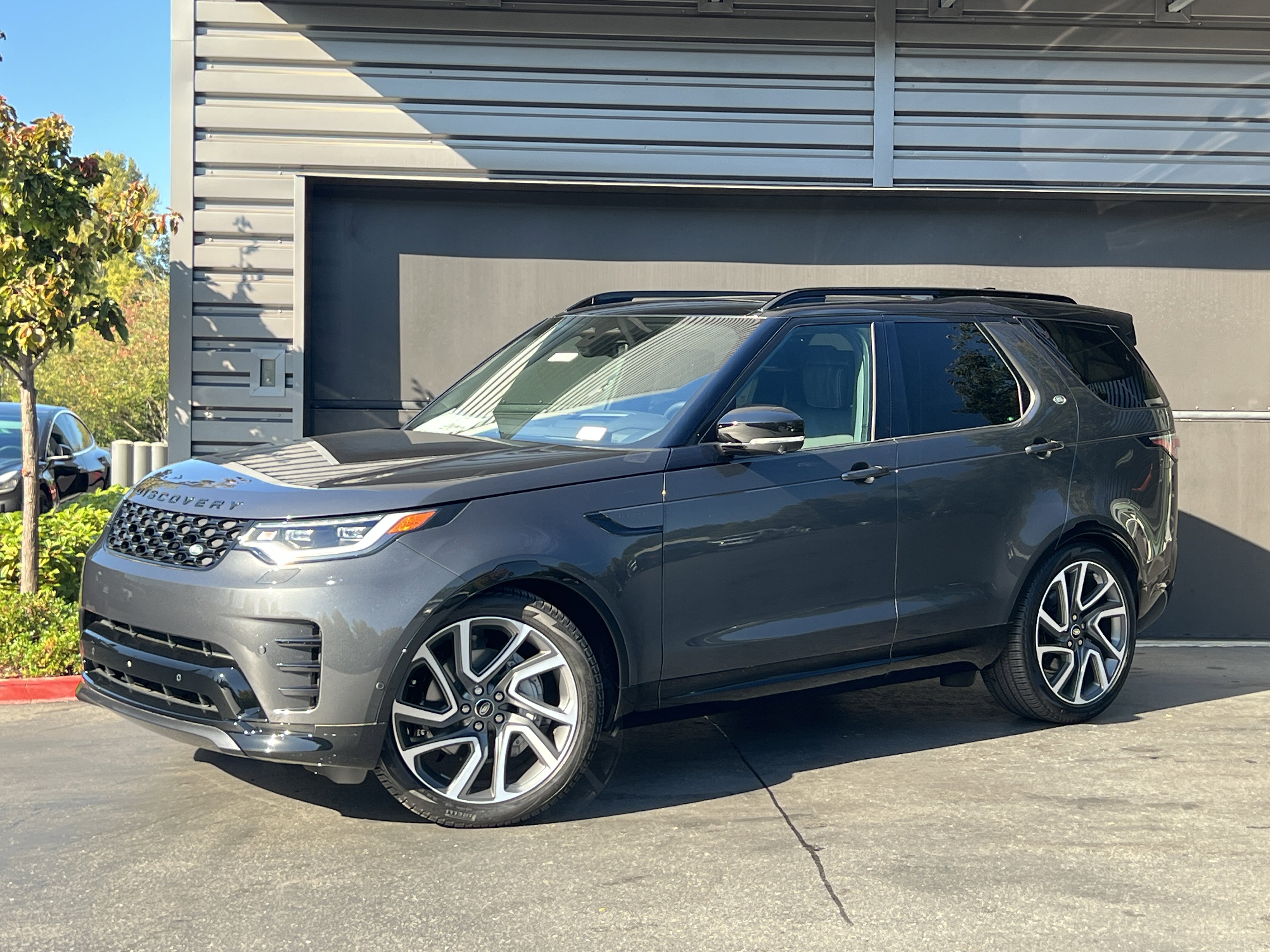 New 2024 Land Rover Discovery Dynamic SE