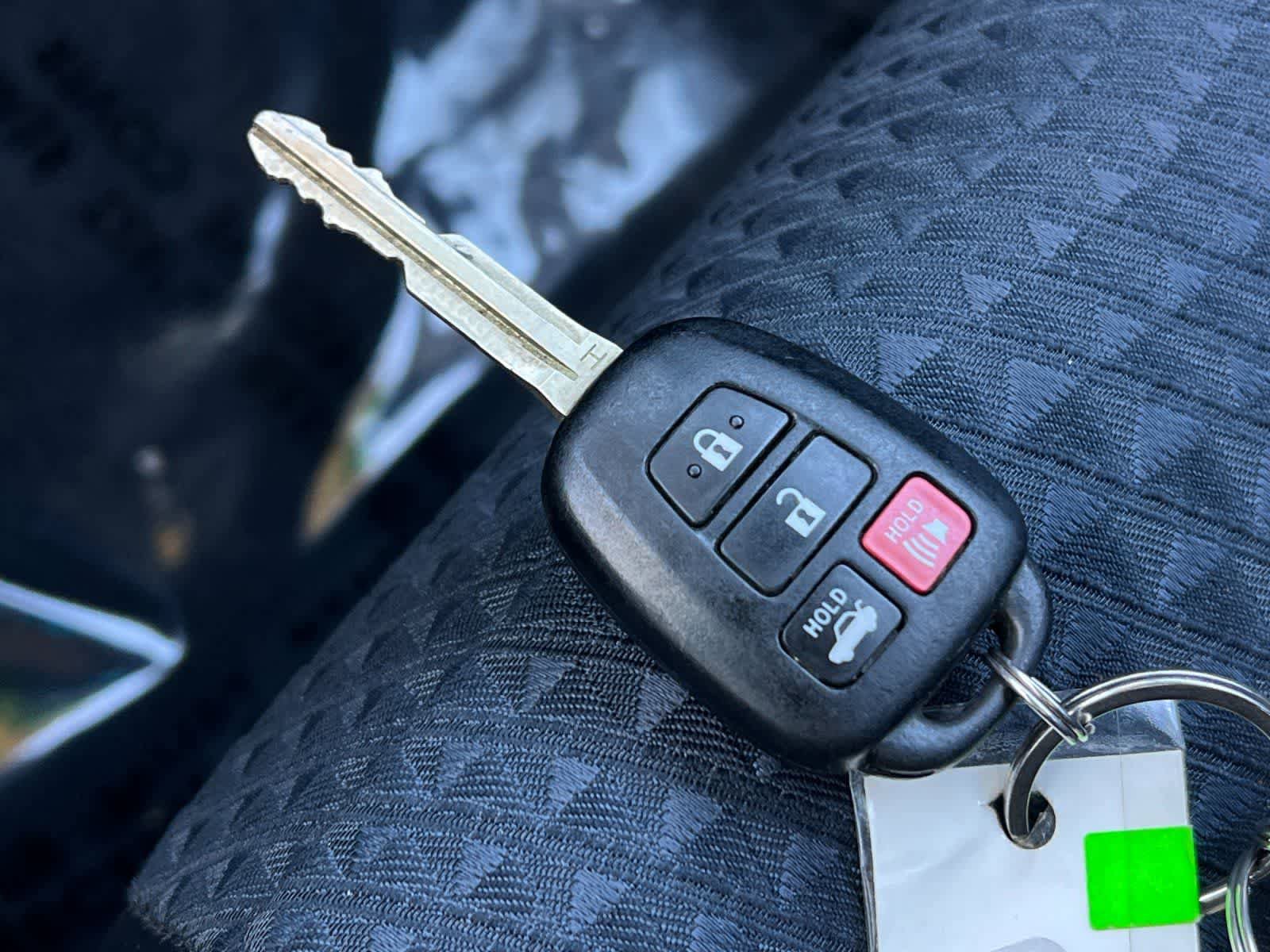 Used 2015 Toyota Camry SE w/ Moonroof Package image 27