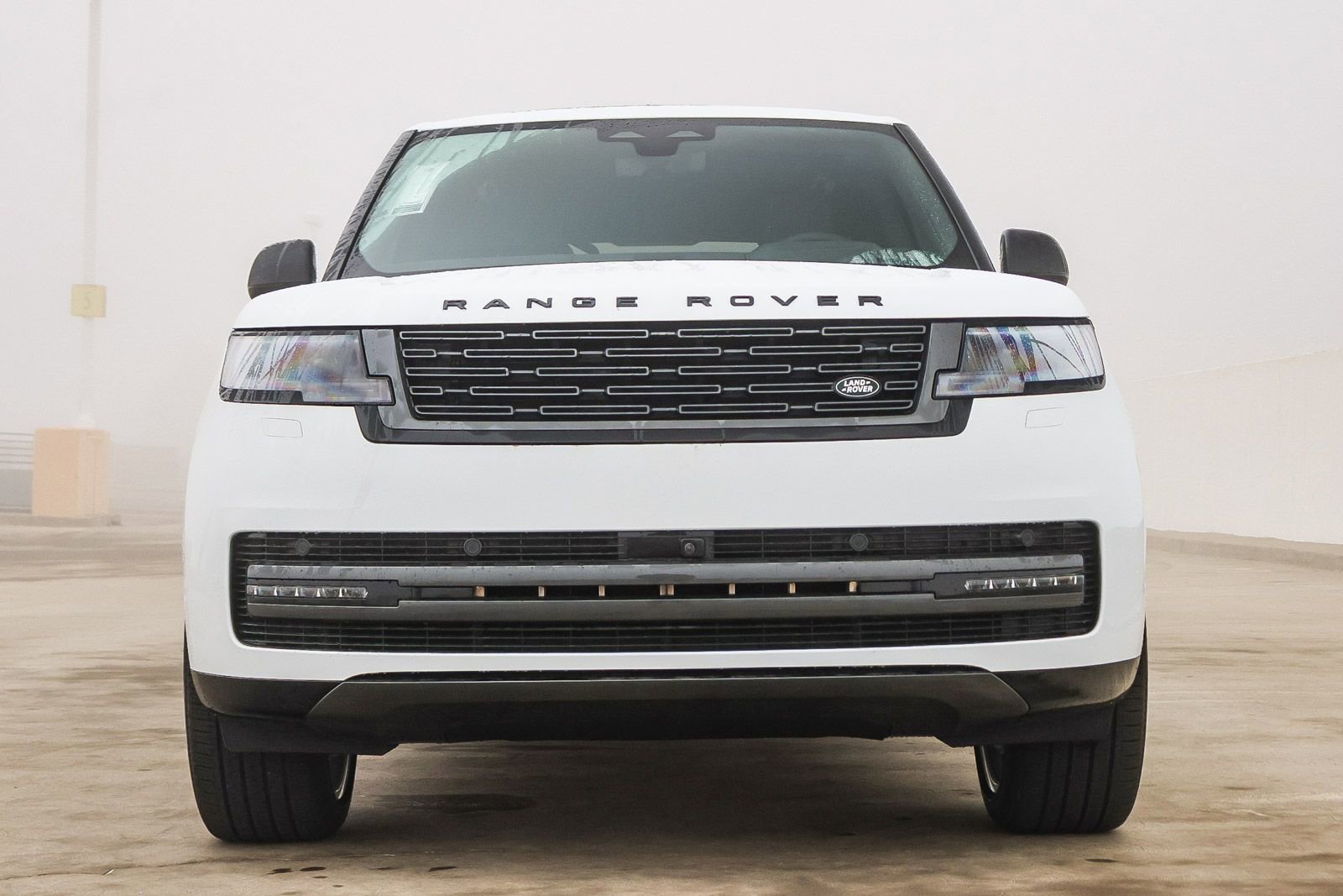 New 2025 Land Rover Range Rover SE image 2