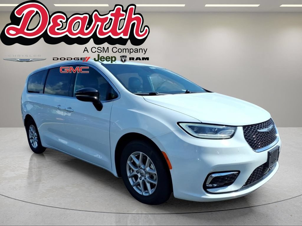 Used 2025 Chrysler Pacifica Select