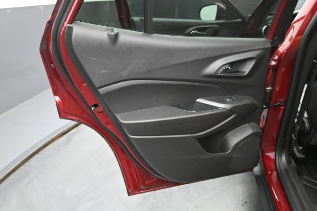 Used 2024 Chevrolet Trax LT w/ Sunroof Package FWD image 14
