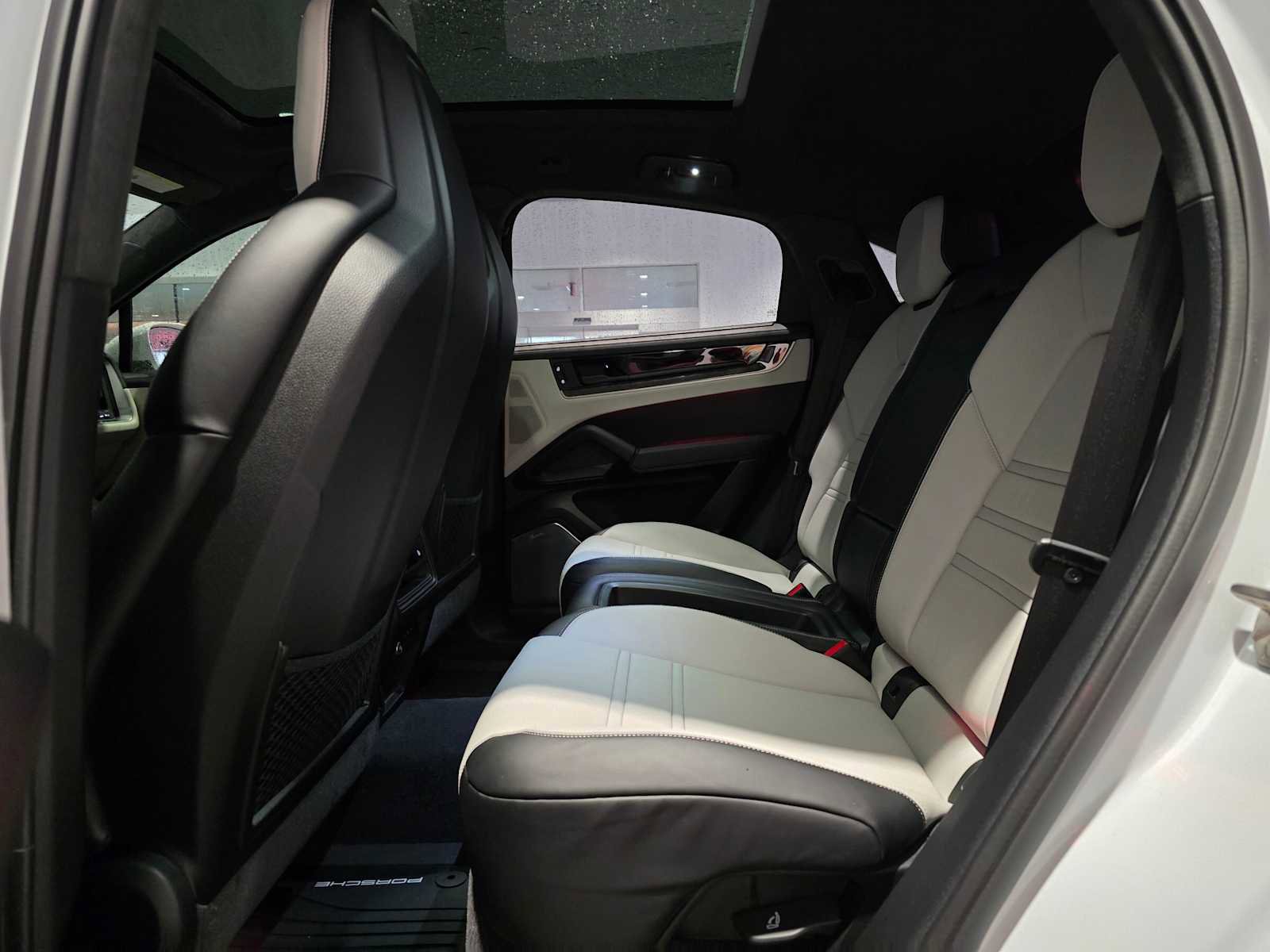 Used 2025 Porsche Cayenne Turbo AWD/4WD image 19