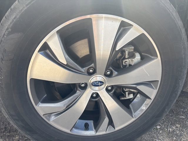Used 2023 Subaru Ascent Premium w/ Convenience Package image 3