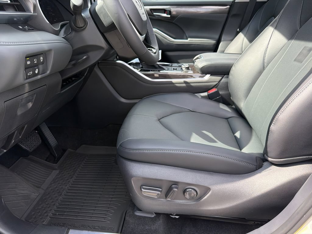 New 2026 Toyota Highlander AWD image 17