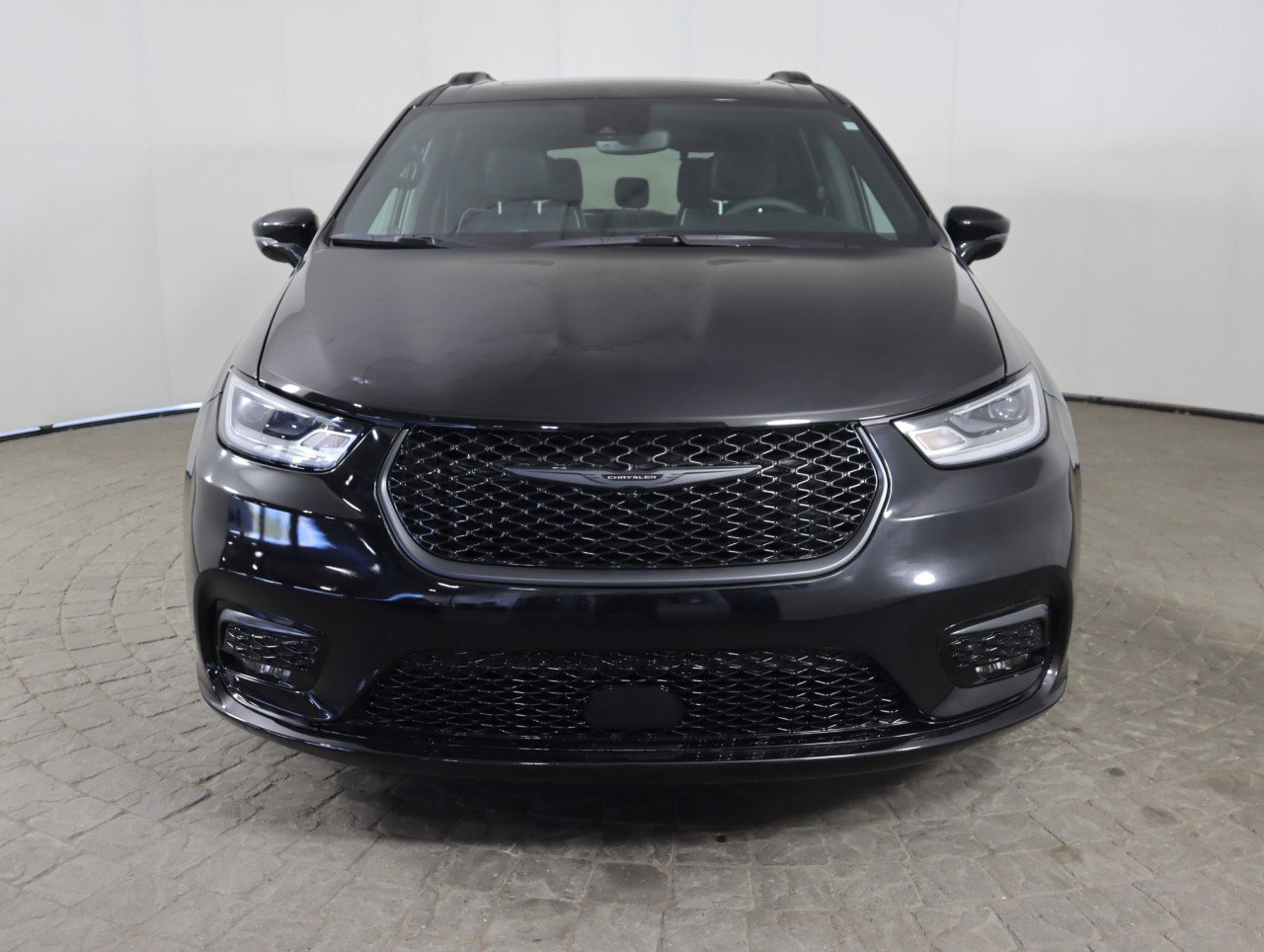 Used 2025 Chrysler Pacifica Limited image 2
