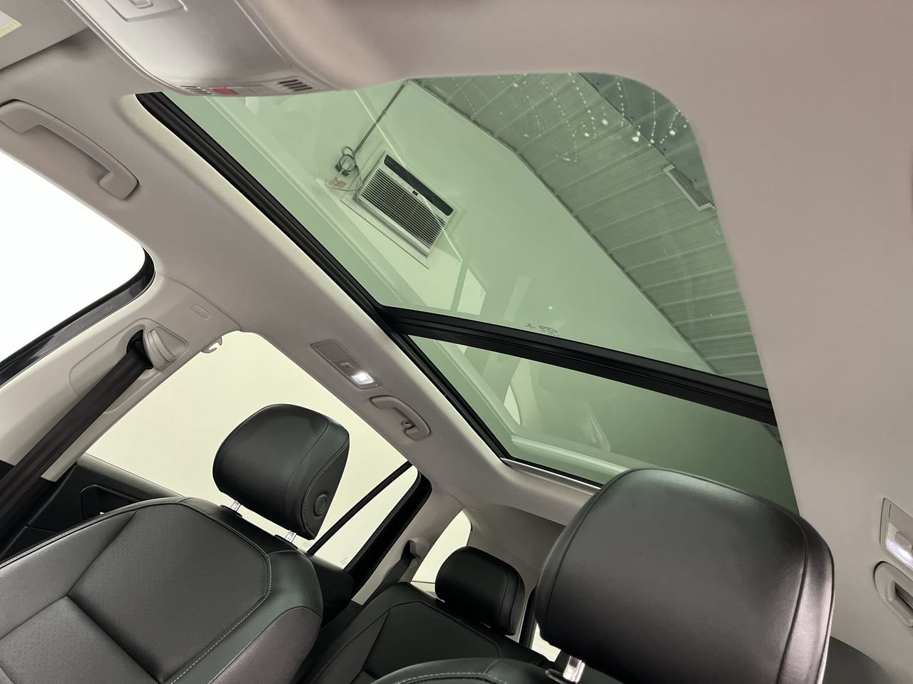 Used 2018 Volkswagen Tiguan SE w/ Panoramic Sunroof Package AWD/4WD image 6