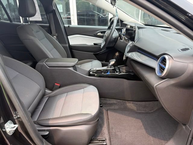 Used 2025 Chevrolet Trax LT w/ Sunroof Package FWD image 16
