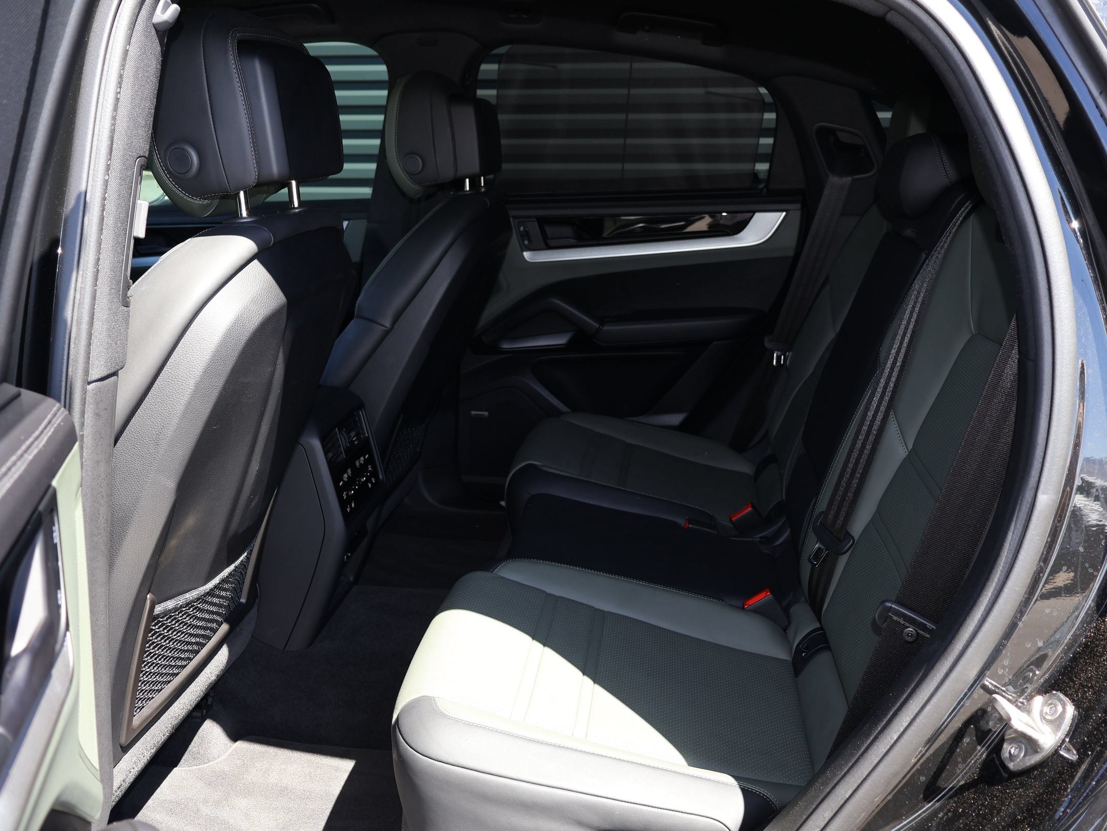 Certified 2024 Porsche Cayenne Coupe AWD/4WD image 29