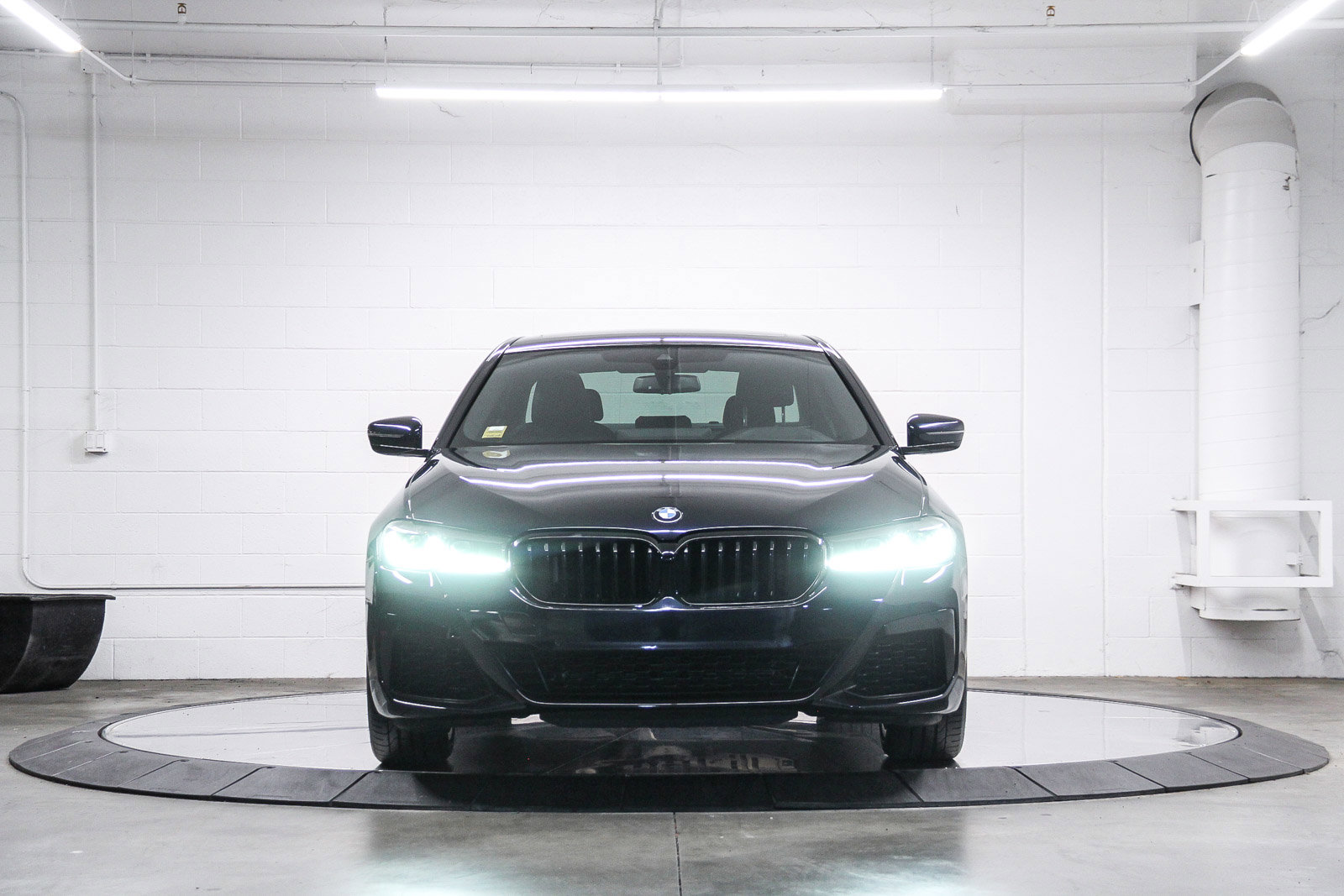 Used 2023 BMW 540i w/ M Sport Package RWD image 2