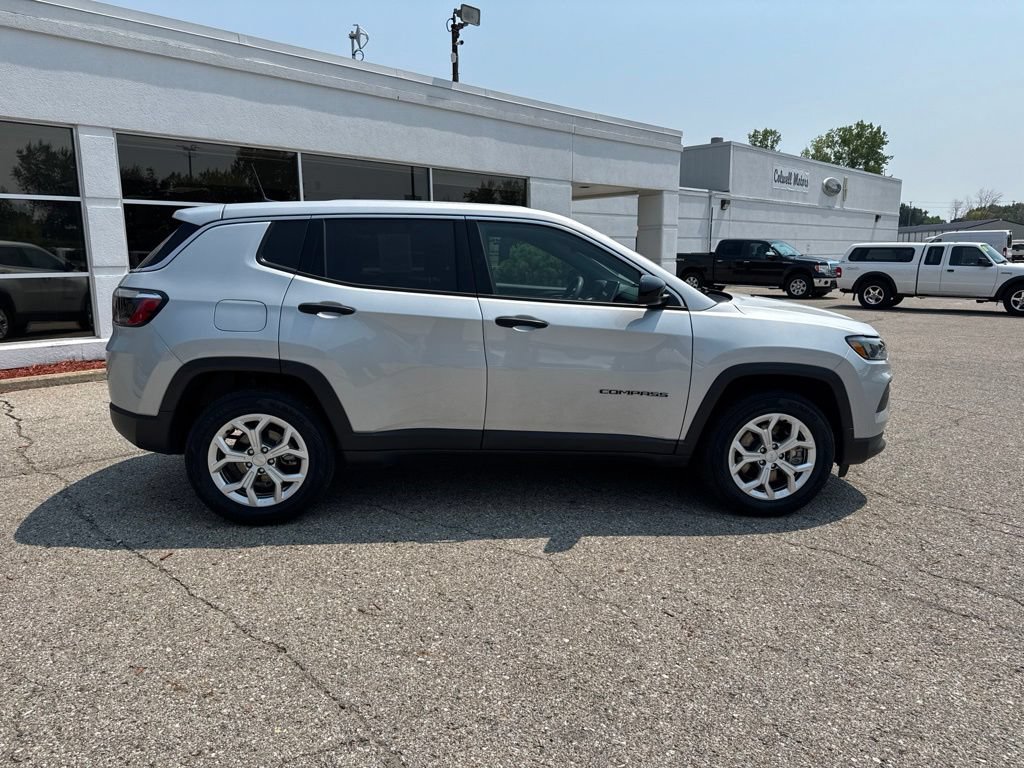 Used 2024 Jeep Compass Sport AWD/4WD image 2