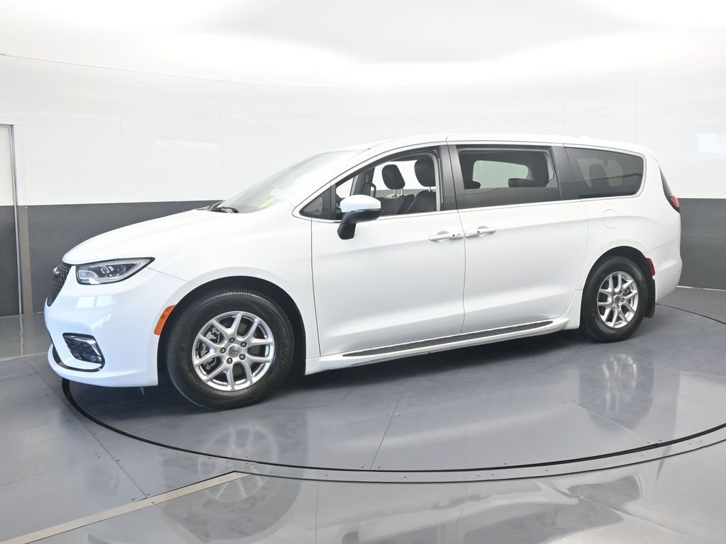 Used 2023 Chrysler Pacifica Touring-L video 2