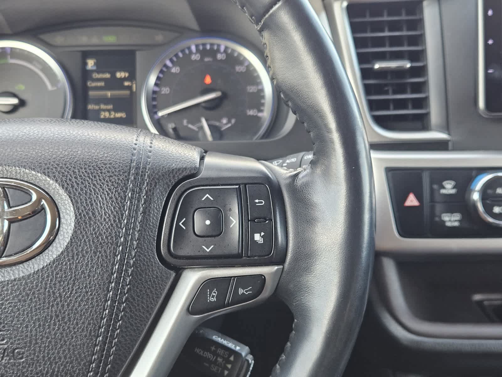 Used 2019 Toyota Highlander Limited Platinum w/ Carpet Mat Package (TMS) AWD/4WD image 27