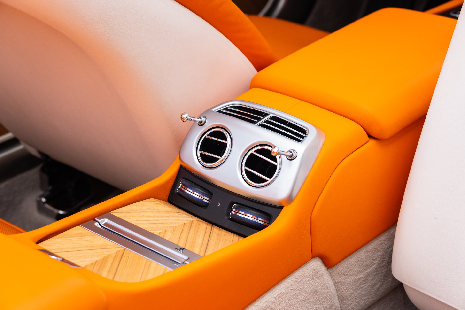 Used 2017 Rolls-Royce Dawn RWD image 92