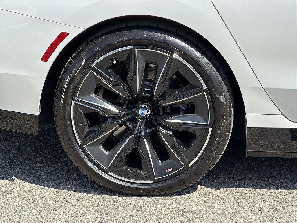 Used 2025 BMW 750e xDrive AWD/4WD image 32