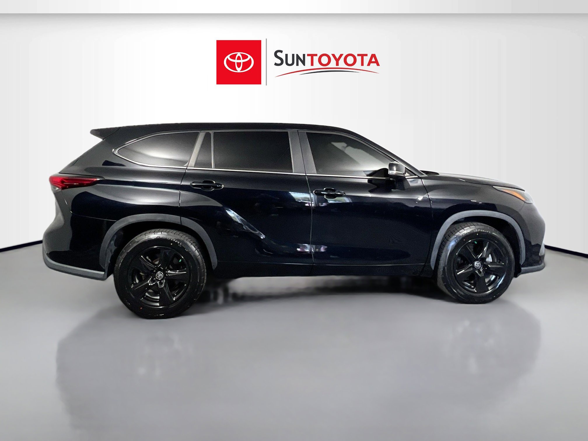 Used 2023 Toyota Highlander L FWD image 2