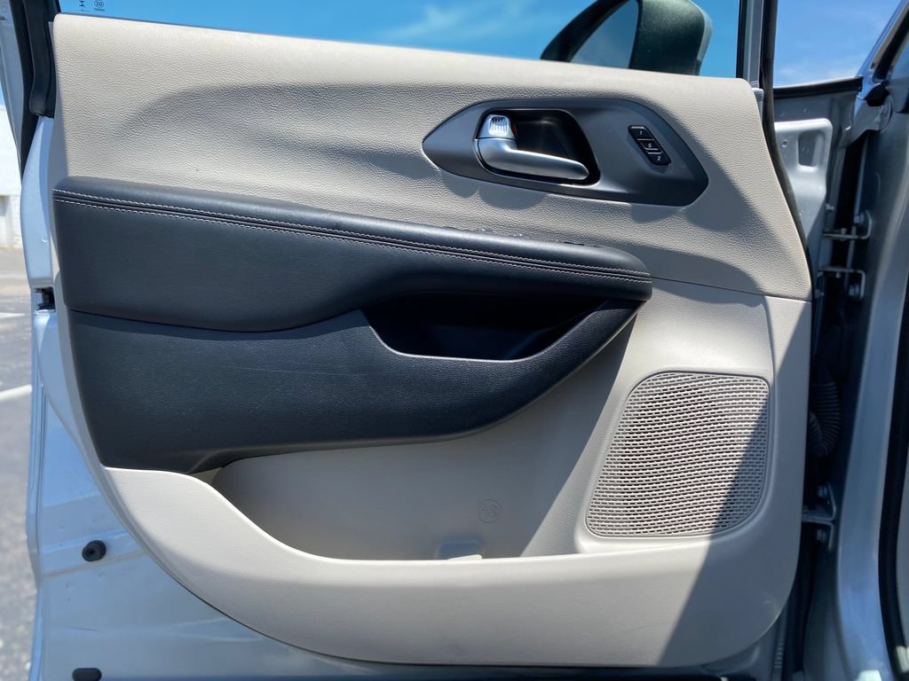 Used 2023 Chrysler Pacifica Touring-L FWD image 19
