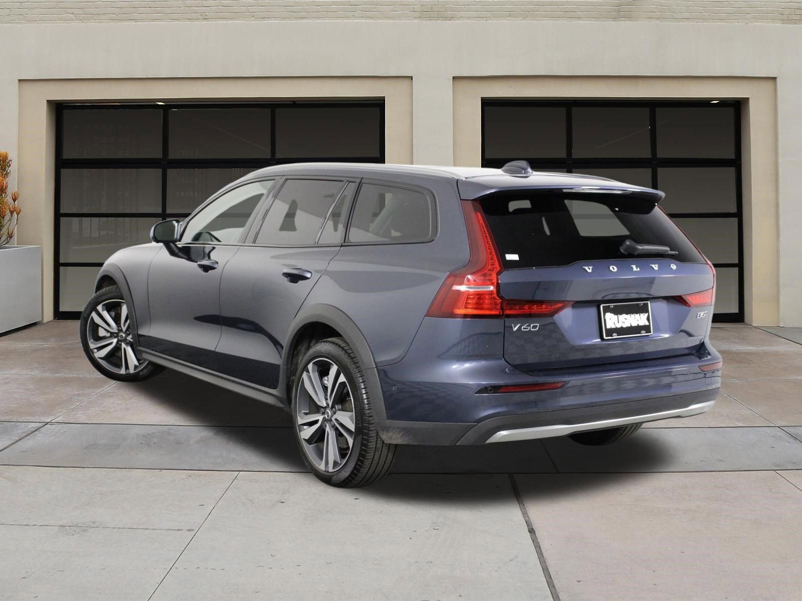 Certified 2025 Volvo V60 B5 Cross Country Plus image 2