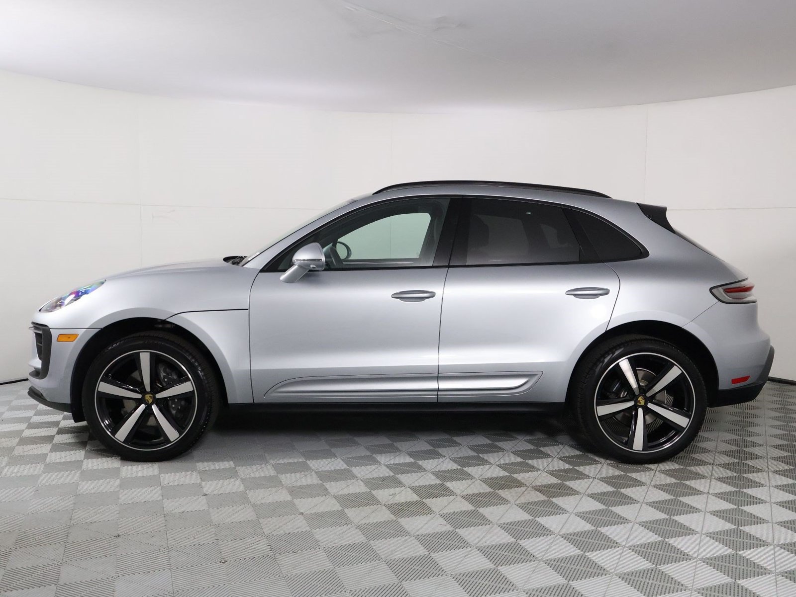 Certified 2026 Porsche Macan AWD/4WD image 2