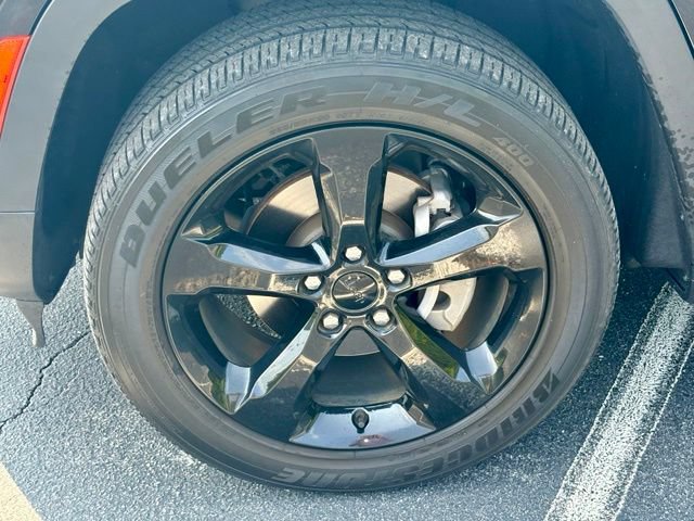 Used 2023 Jeep Grand Cherokee Altitude RWD image 32