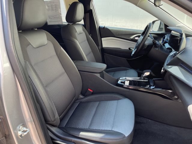 Used 2025 Chevrolet Trax LT w/ LT Convenience Package FWD image 35