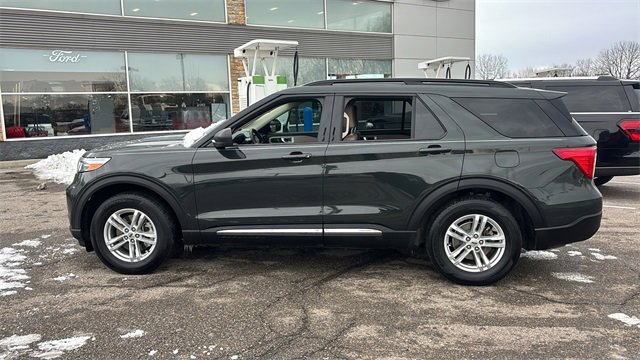 Used 2023 Ford Explorer XLT image 4