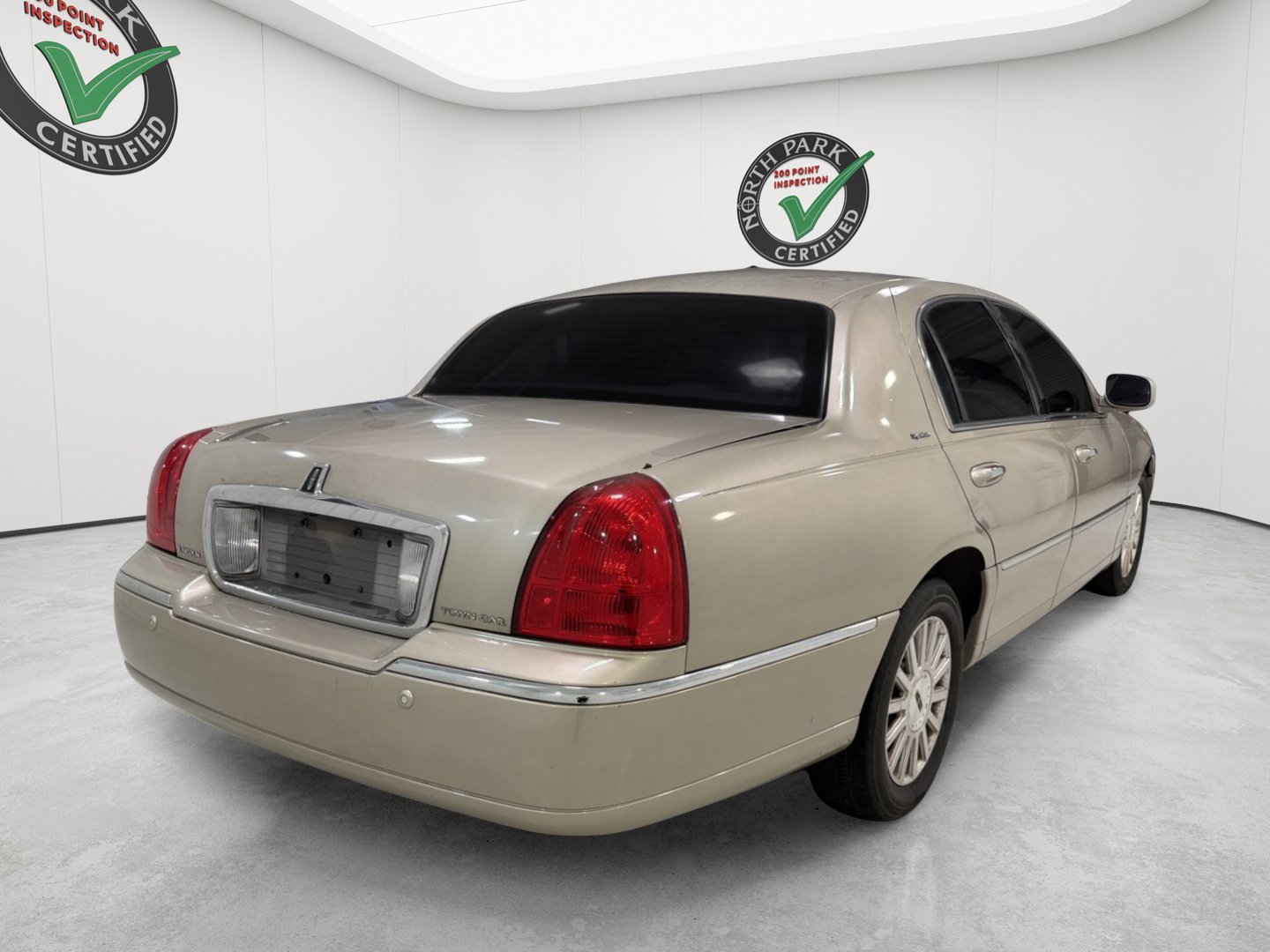 Used 2004 Lincoln Town Car Signature RWD image 5