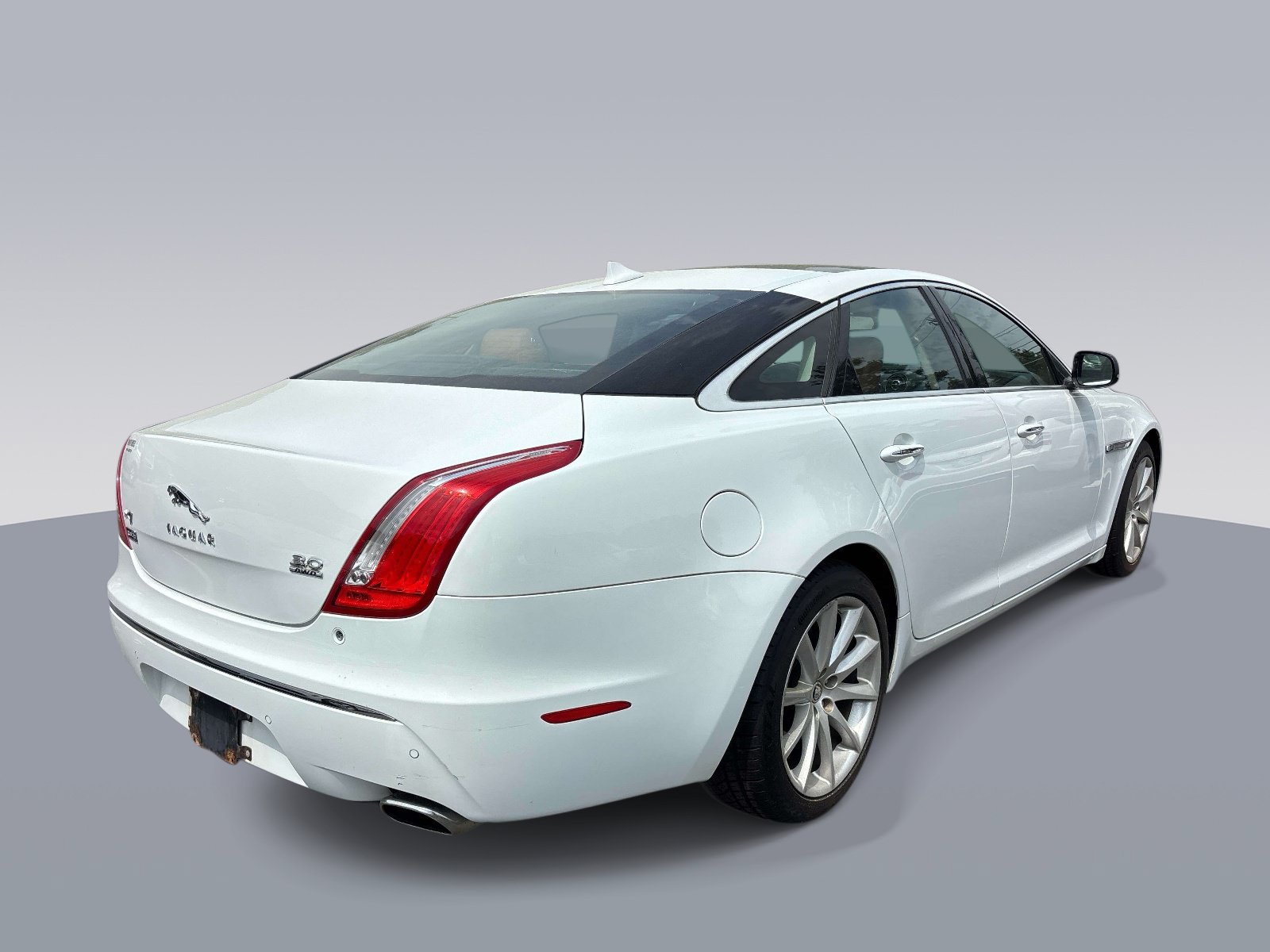 Used 2013 Jaguar XJ AWD image 3
