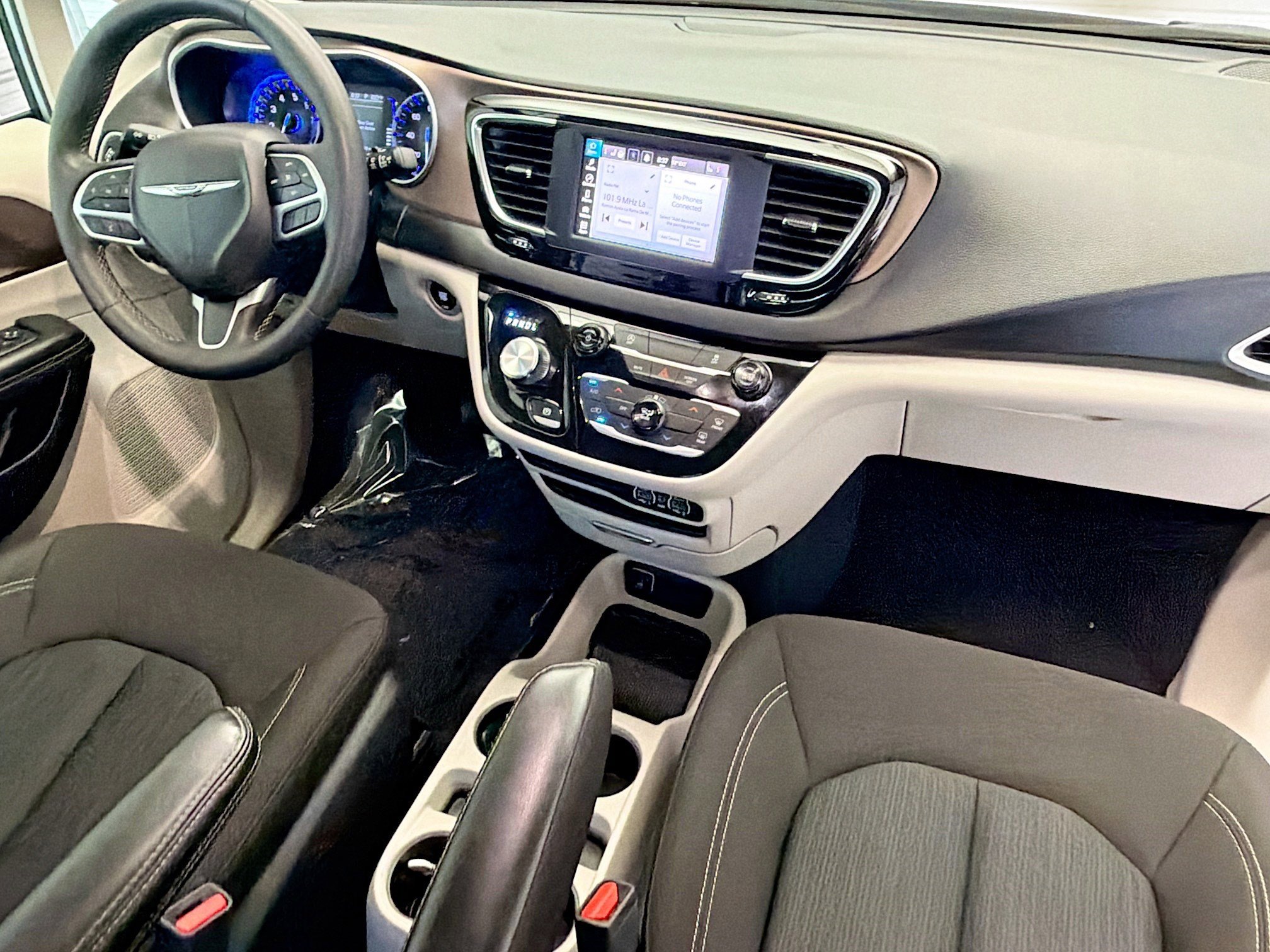 Used 2024 Chrysler Voyager LX FWD image 12