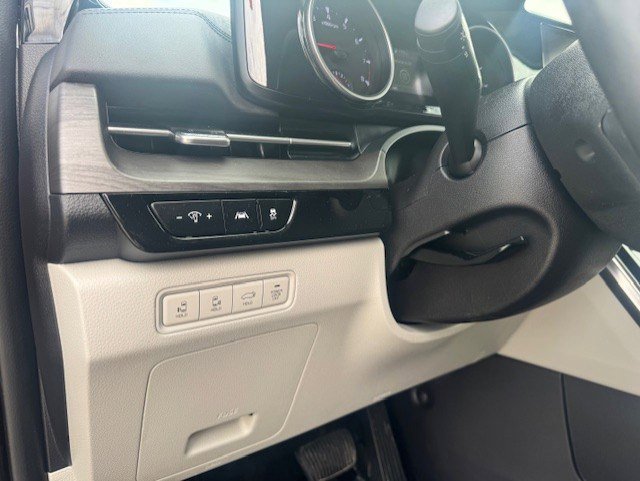 Used 2024 Kia Carnival EX FWD image 14