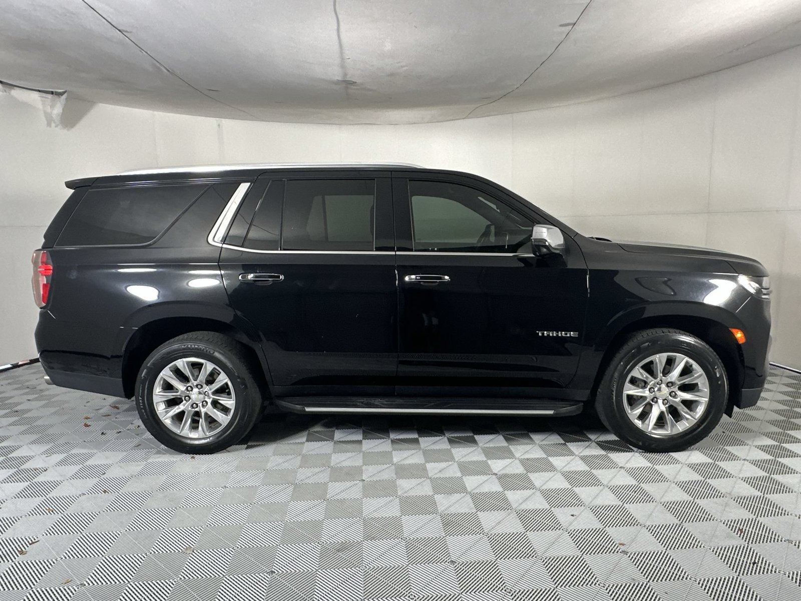 Used 2021 Chevrolet Tahoe Premier w/ Premium Package RWD image 9