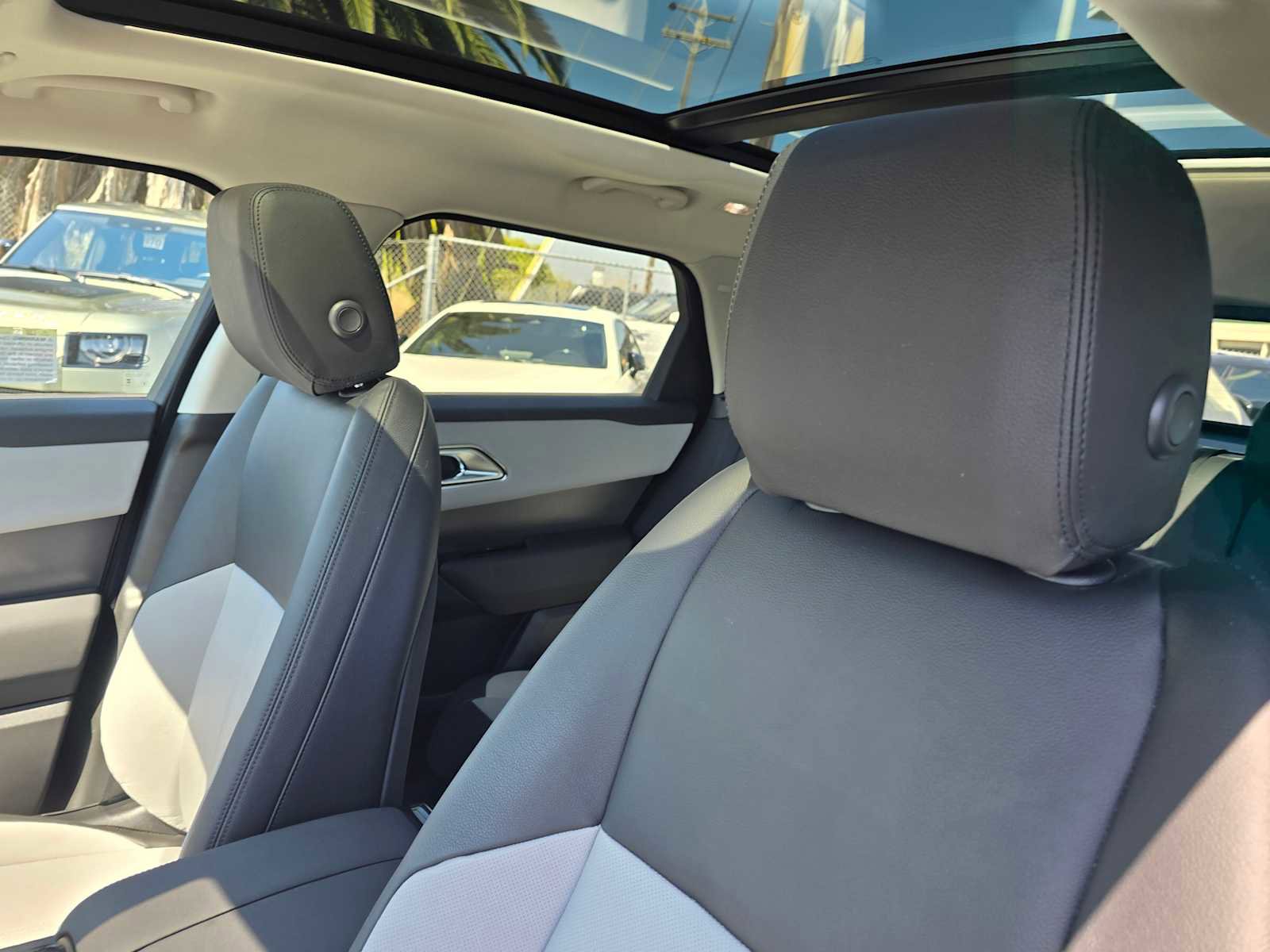 Certified 2025 Land Rover Range Rover Velar Dynamic SE image 25