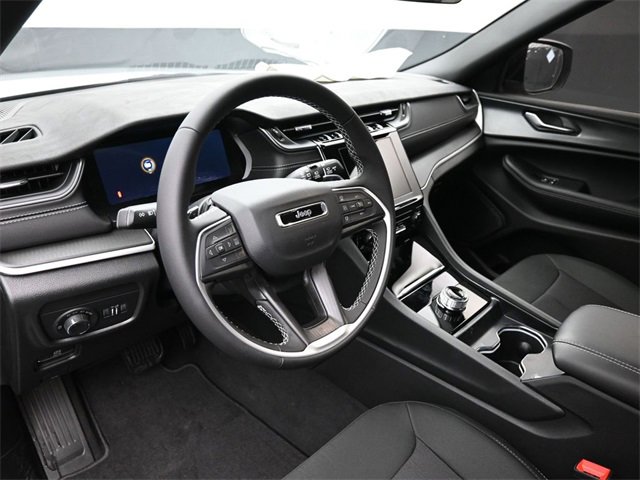 New 2025 Jeep Grand Cherokee Laredo image 11