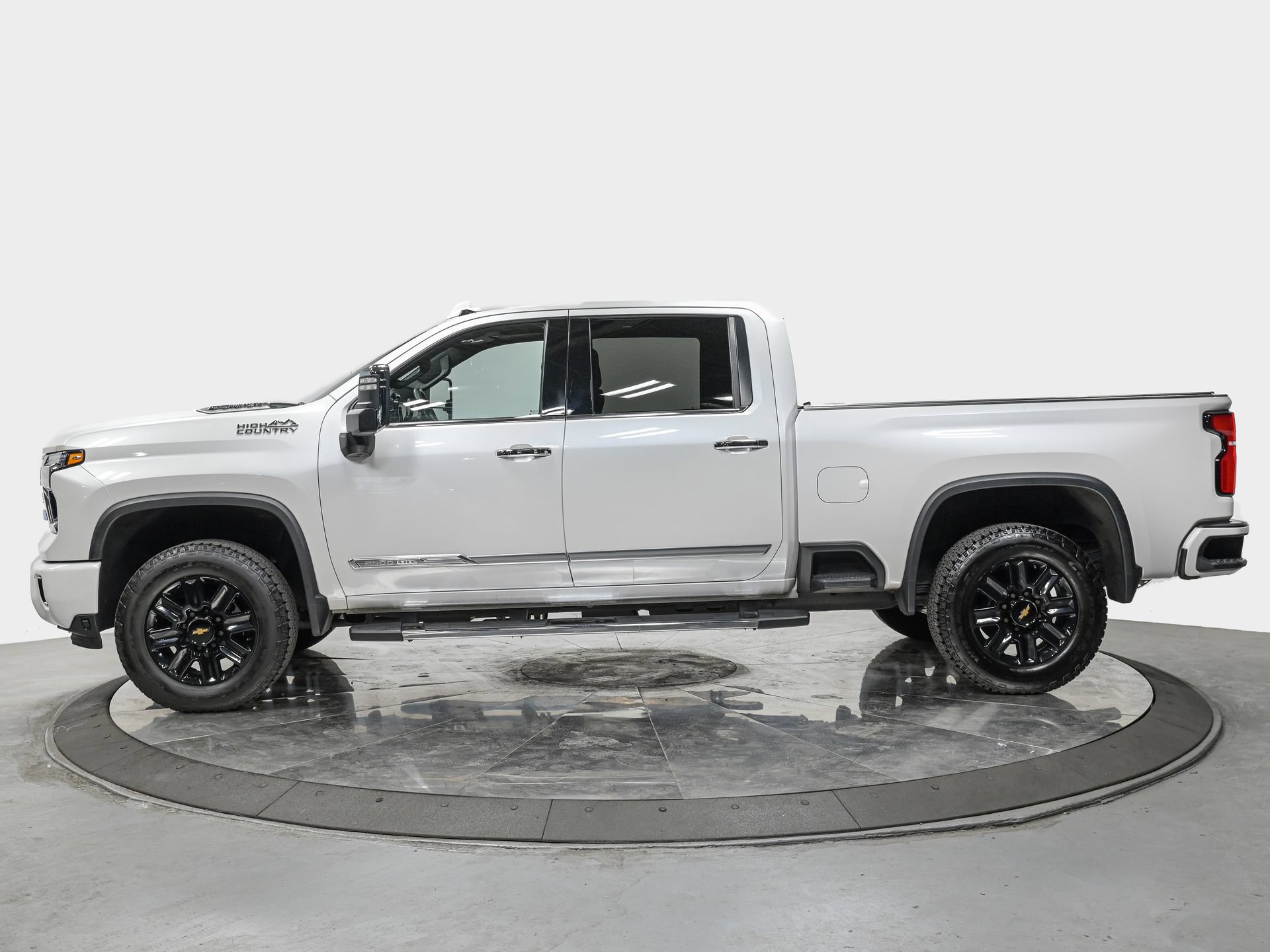 Used 2024 Chevrolet Silverado 2500 High Country w/ High Country Premium Package AWD/4WD image 2