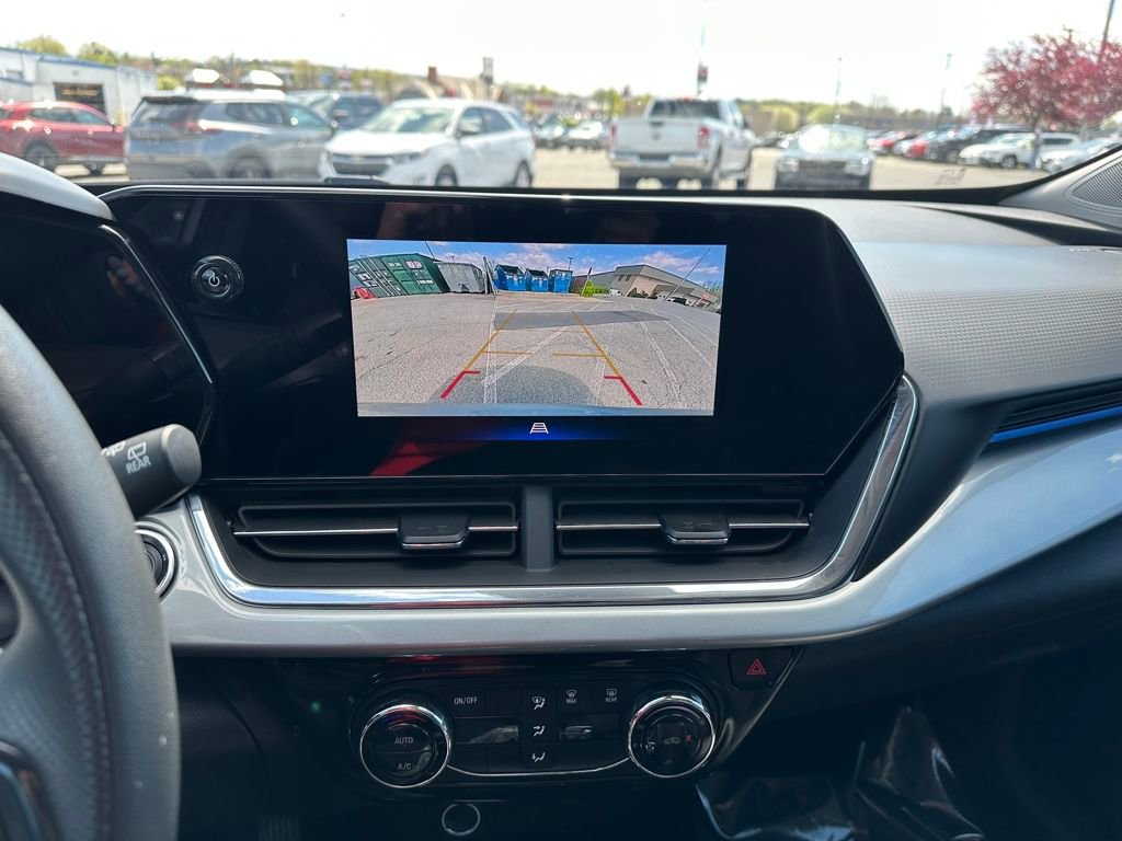 Used 2025 Chevrolet Trax LT FWD image 24