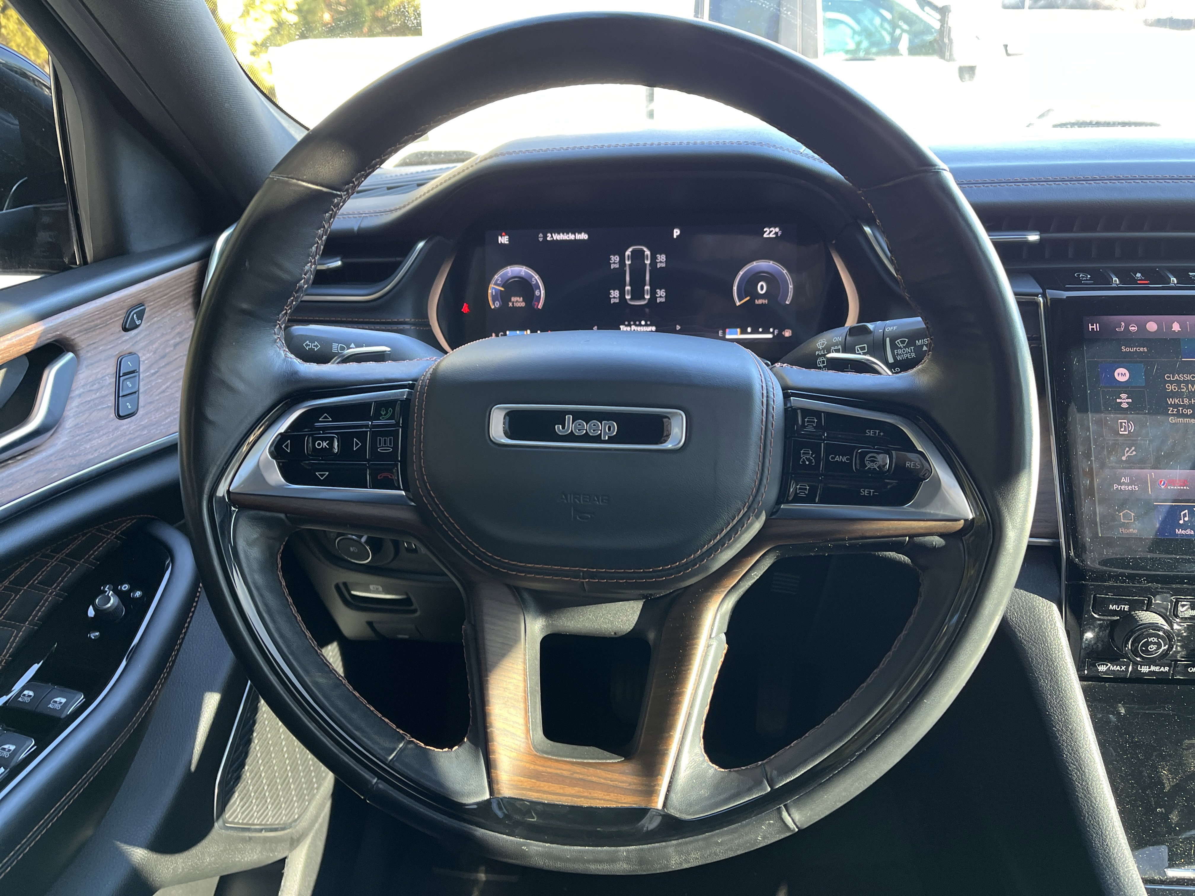 Used 2021 Jeep Grand Cherokee L Summit w/ Luxury Tech Group V image 18