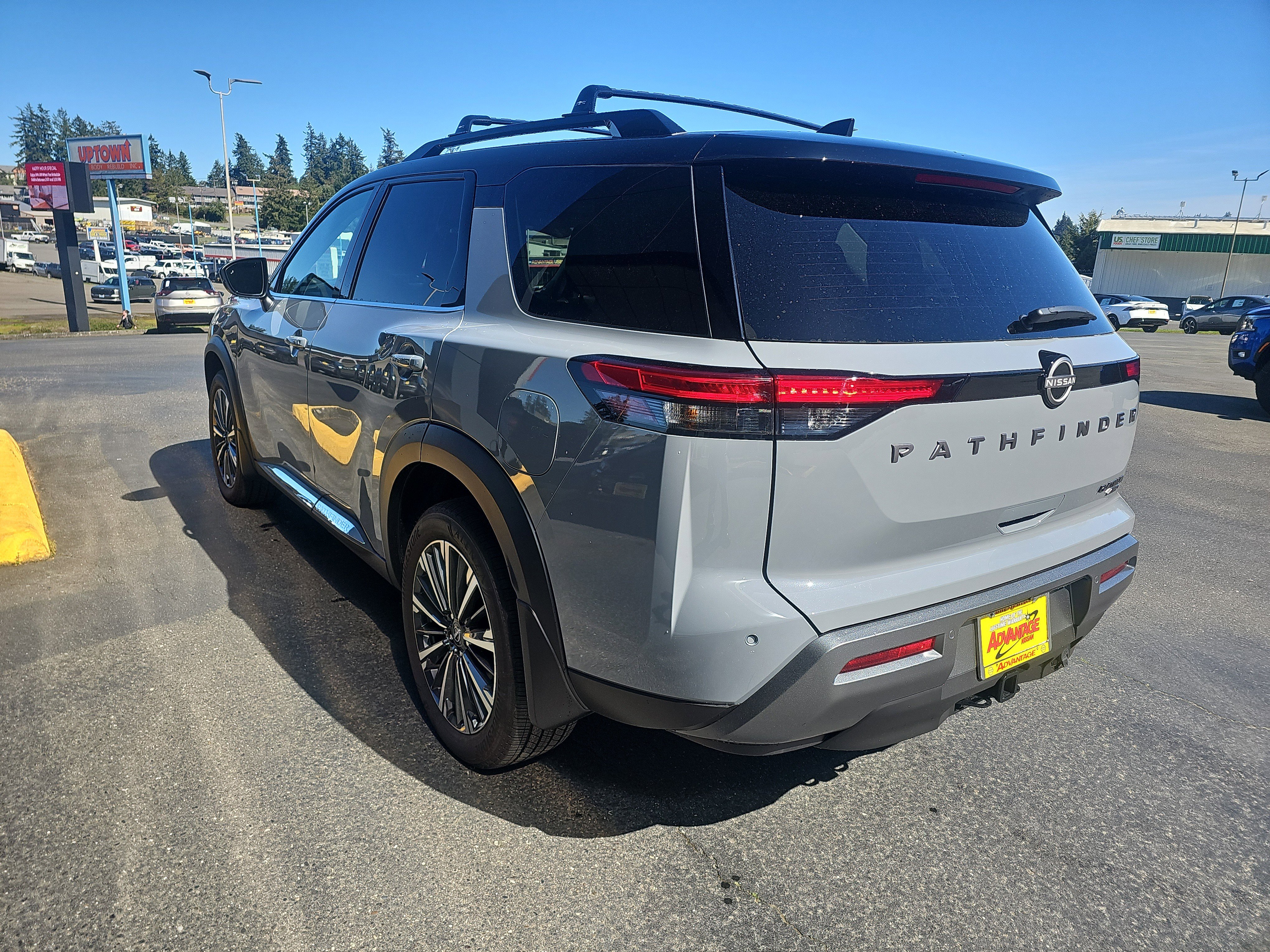 Used 2026 Nissan Pathfinder Platinum image 3