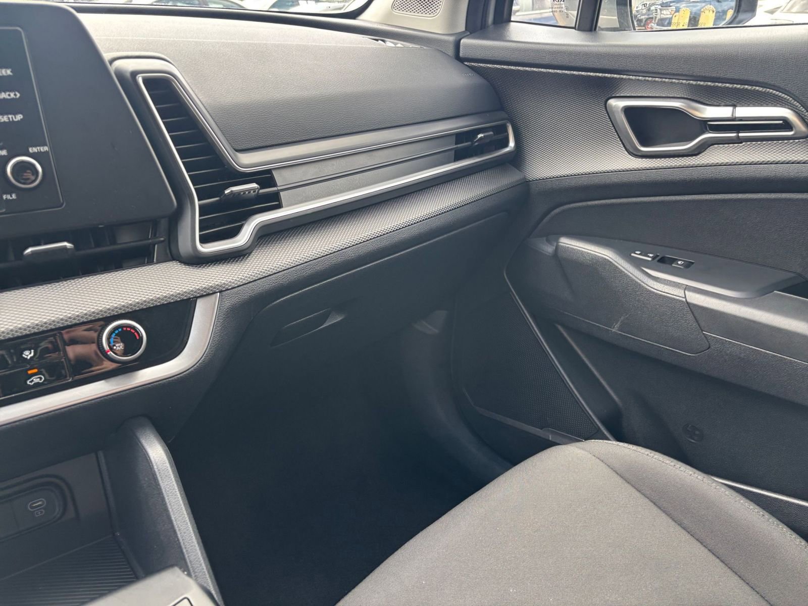 Used 2025 Kia Sportage LX image 34