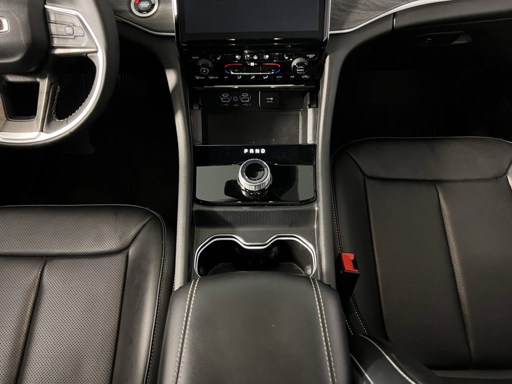 Used 2024 Jeep Grand Cherokee Limited w/ Luxury Tech Group II image 17
