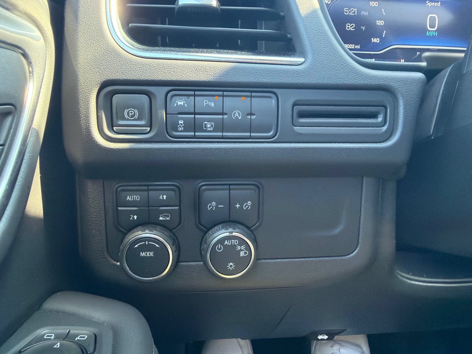 Used 2024 Chevrolet Suburban LT w/ Luxury Package AWD/4WD image 19