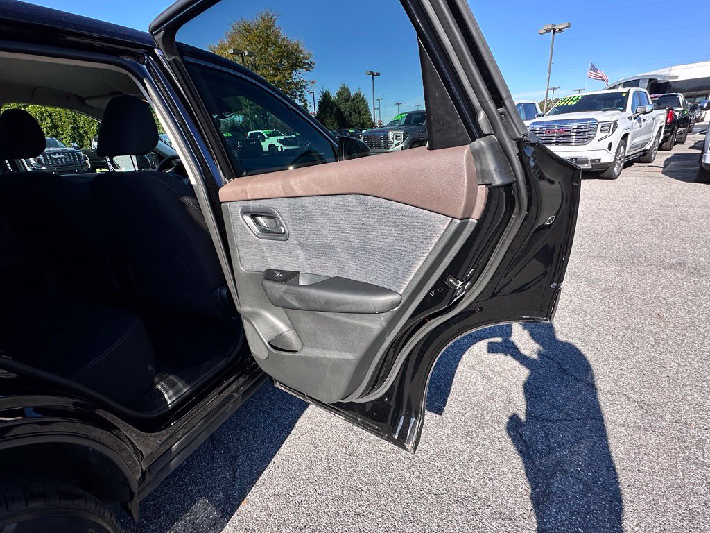 Used 2023 Nissan Rogue S AWD/4WD image 18