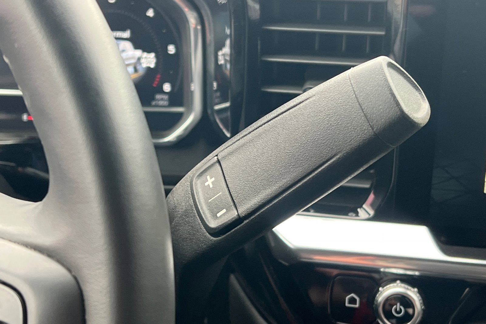 Used 2025 GMC Sierra 1500 SLE image 29