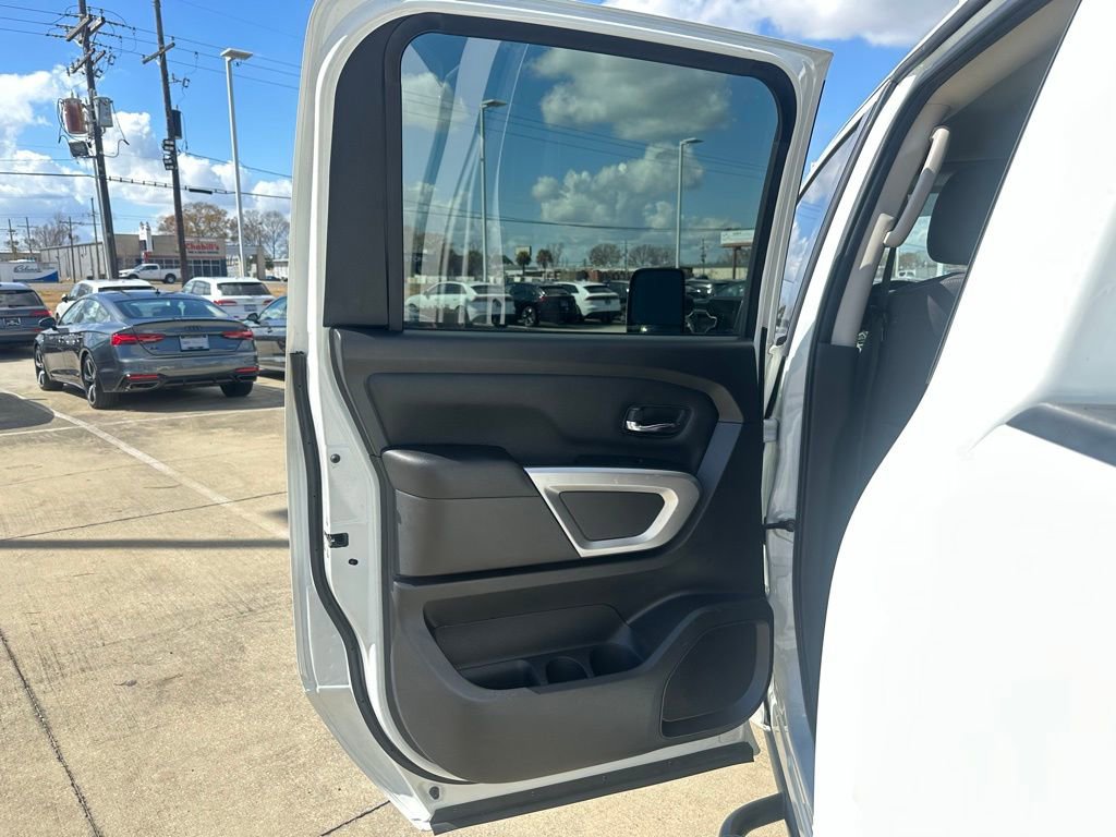 Used 2021 Nissan Titan SV w/ SV Convenience Package image 23