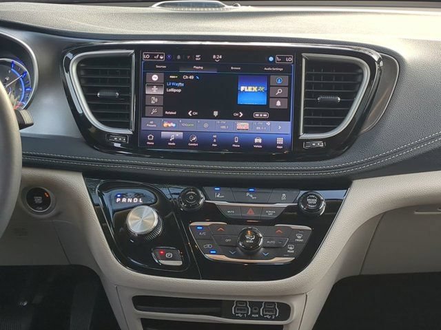 Used 2024 Chrysler Pacifica Limited FWD image 17