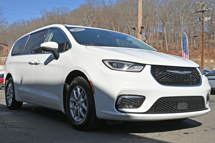 Used 2023 Chrysler Pacifica Touring-L FWD image 7